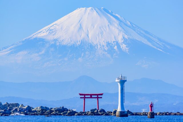 葉山灯台(通称:裕次郎灯台)と富士山